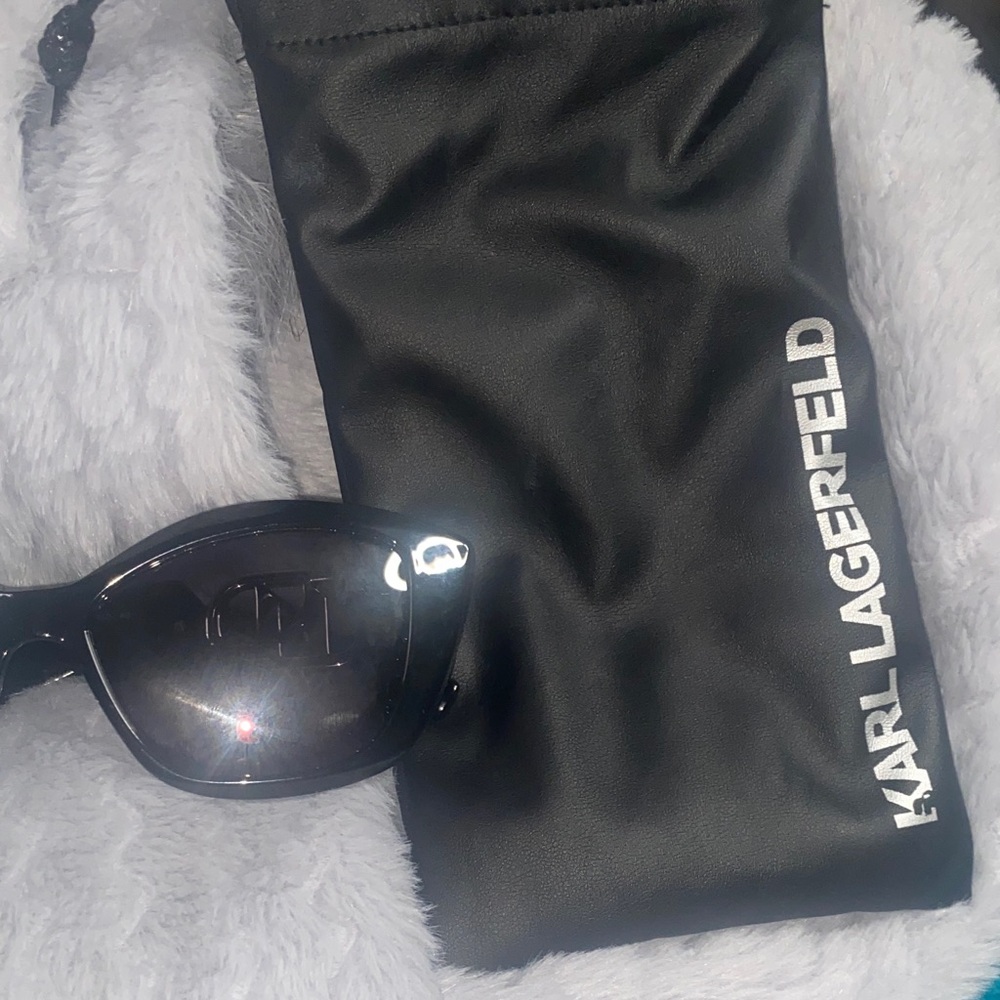 🖤🩶 Karl Lagerfeld Black Sunglasses with Logo Pouch and Wipe. Silver Details 🩶🖤